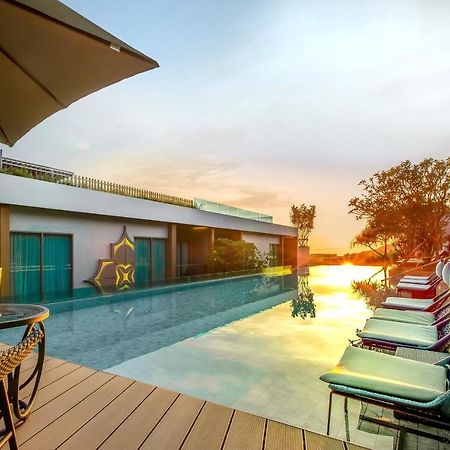 Fusion Suites Phuket Patong Esterno foto The pool at the hotel