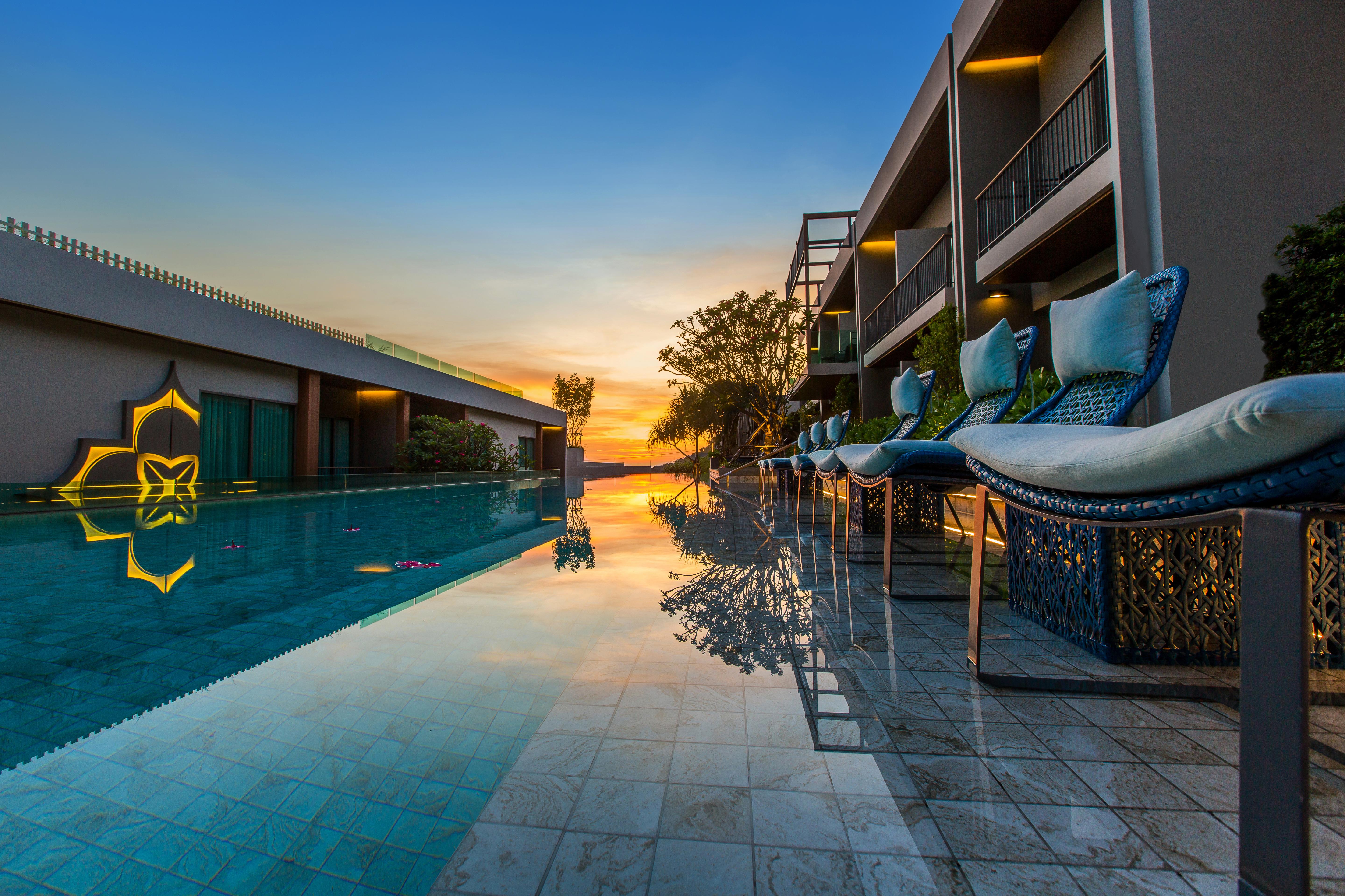 Fusion Suites Phuket Patong Esterno foto The swimming pool at the hotel