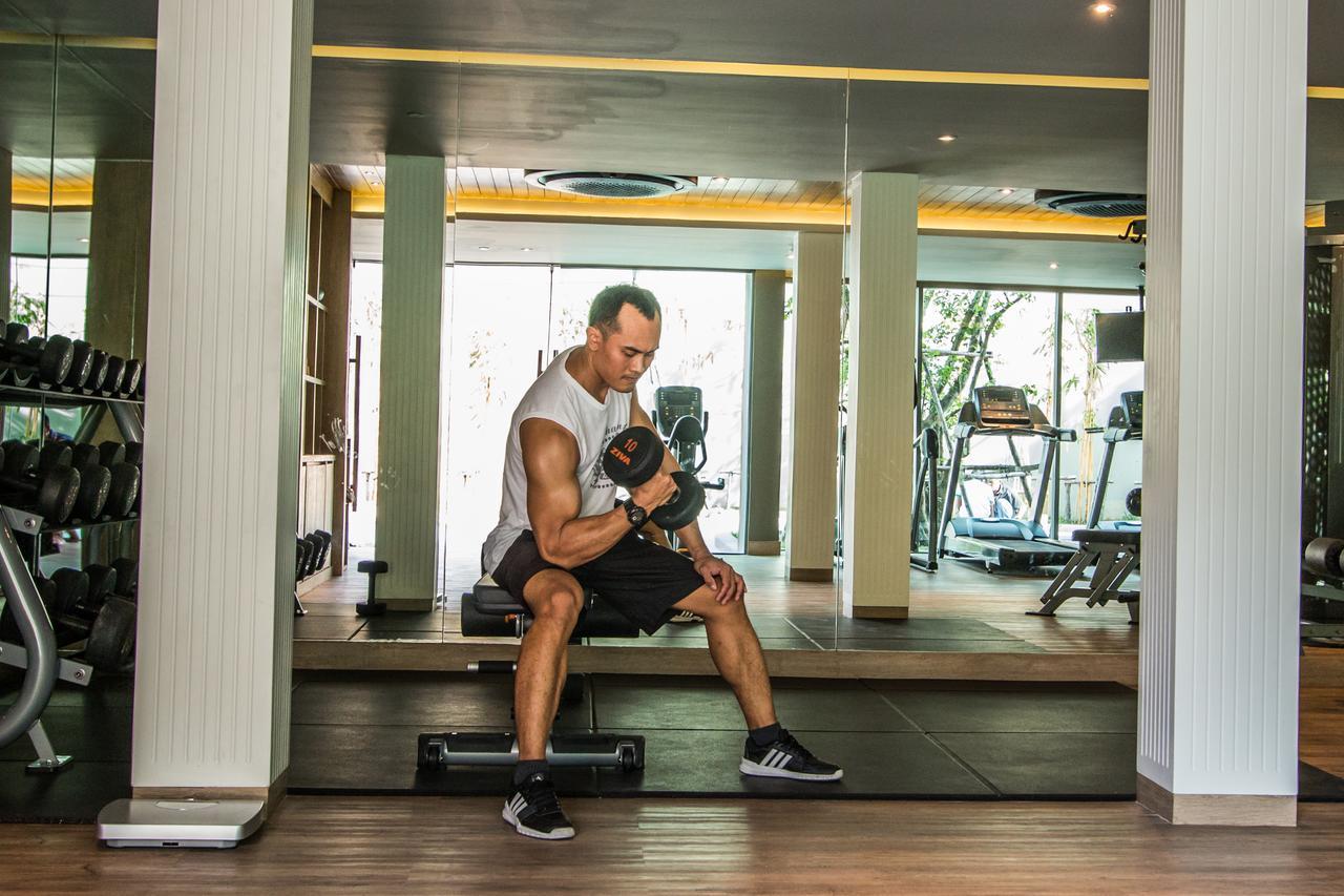 Fusion Suites Phuket Patong Esterno foto A man lifting weights
