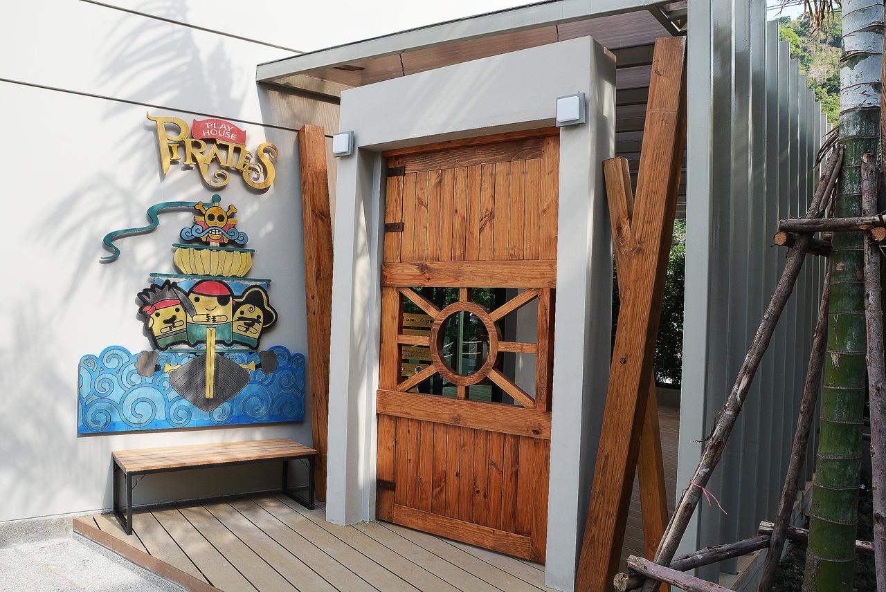 Fusion Suites Phuket Patong Esterno foto Entrance to the pirate ship