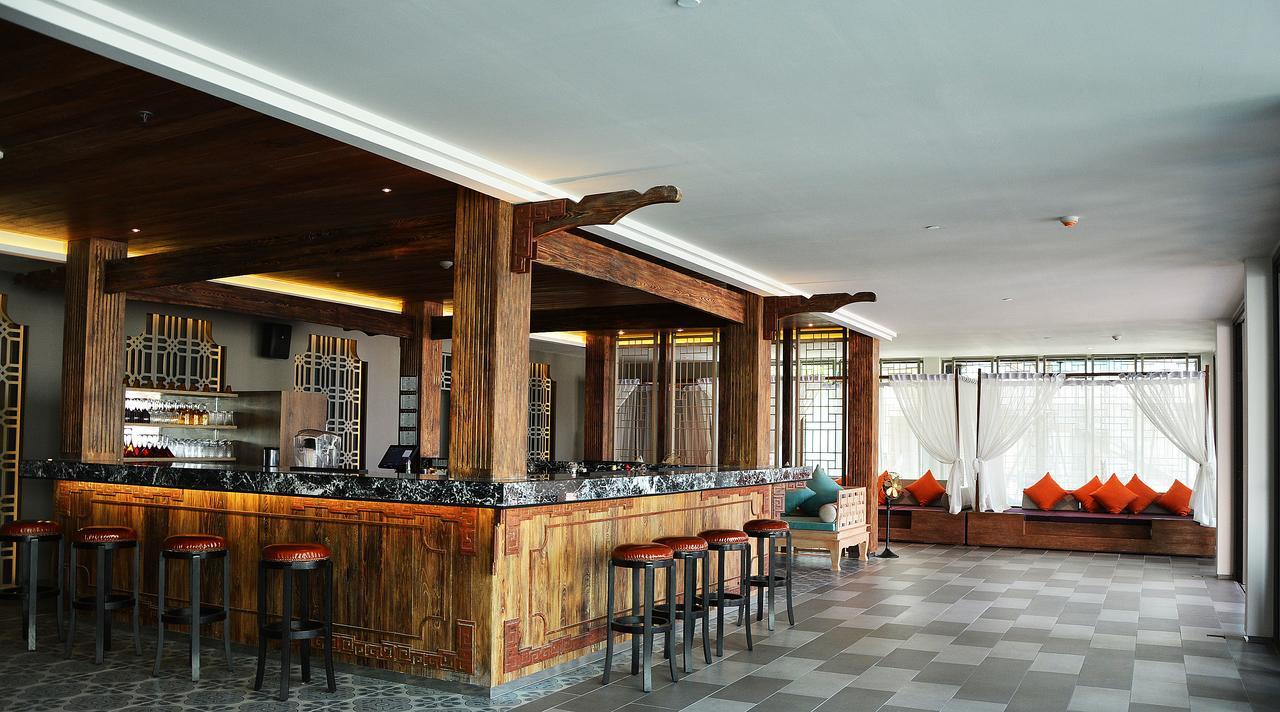 Fusion Suites Phuket Patong Esterno foto The bar at the hotel