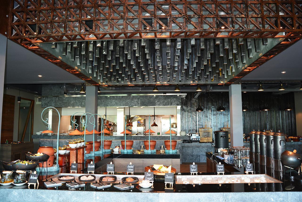 Fusion Suites Phuket Patong Esterno foto The buffet at the restaurant