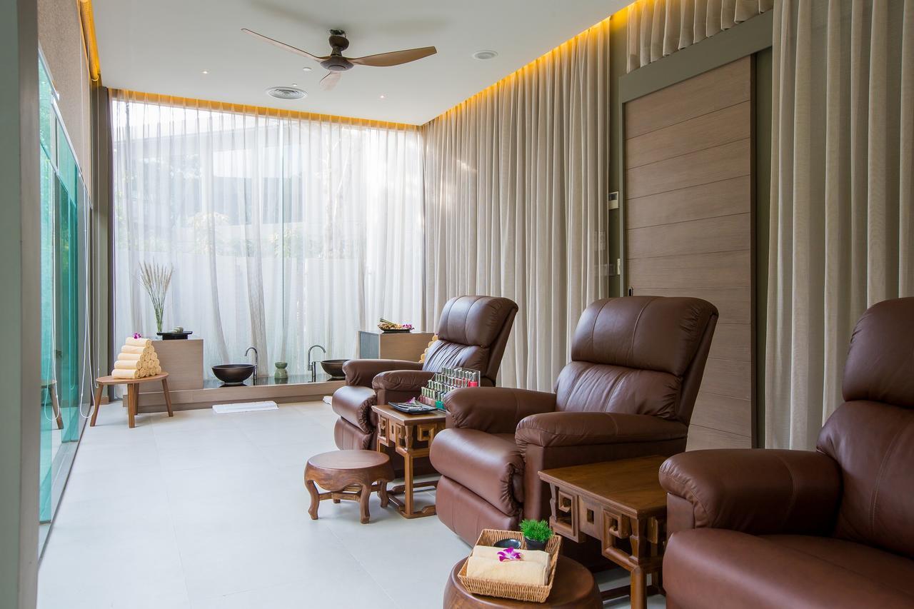 Fusion Suites Phuket Patong Esterno foto A foot reflexology room at a spa