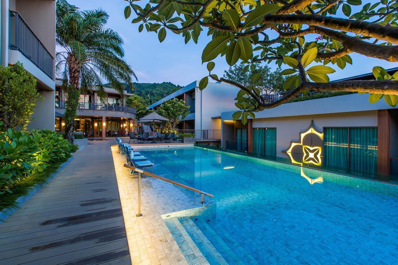 Fusion Suites Phuket Patong Esterno foto The swimming pool at the hotel