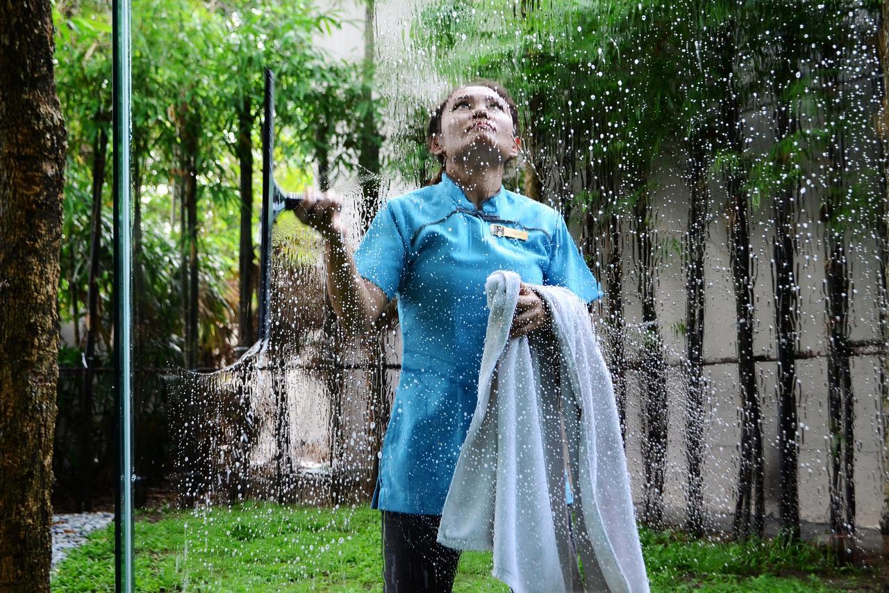 Fusion Suites Phuket Patong Esterno foto A woman showering outdoors