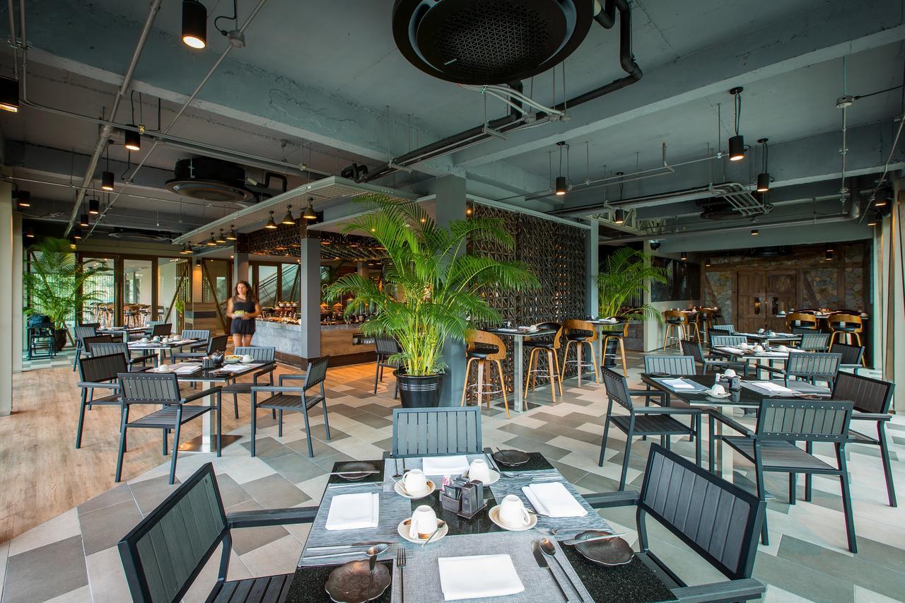 Fusion Suites Phuket Patong Esterno foto The interior of the restaurant